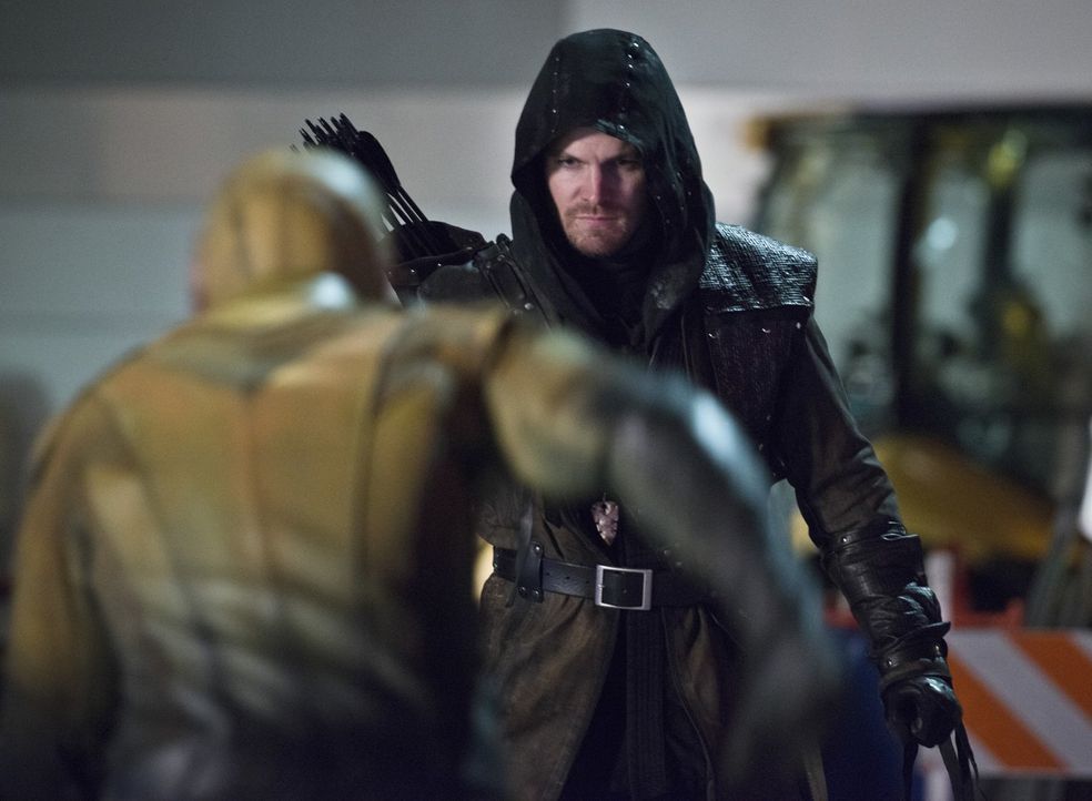 Auch ohne Superkräfte stellt sich Oliver alias Arrow (Stephen Amell) dem Reverse-Flash entgegen ... - Bildquelle: Warner Brothers.