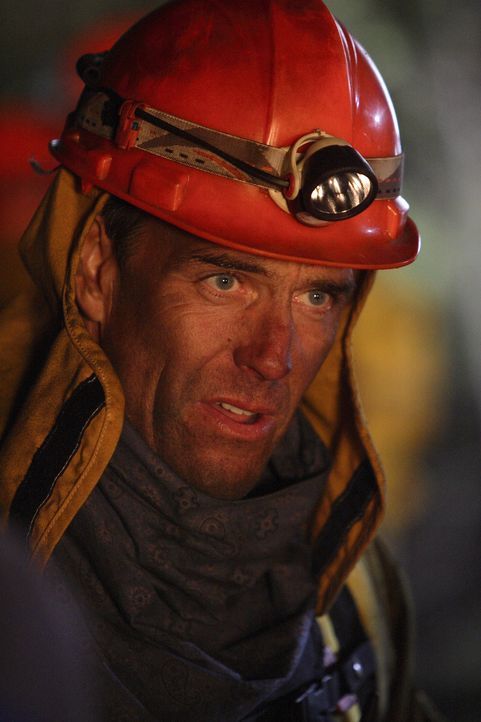 Riskiert sein Leben, um die vom Feuer Eingeschlossenen zu retten: Feuerwehrmann Richard Danville (Richard Burgi) ...