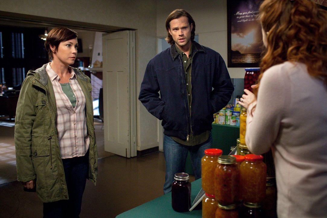Sheriff Mills (Kim Rhodes, l.) und Sam (Jared Padalecki, M.) machen sich verzweifelt auf die Suche nach Dean, nachdem dieser sich mit einem weiblich... - Bildquelle: 2013 Warner Brothers