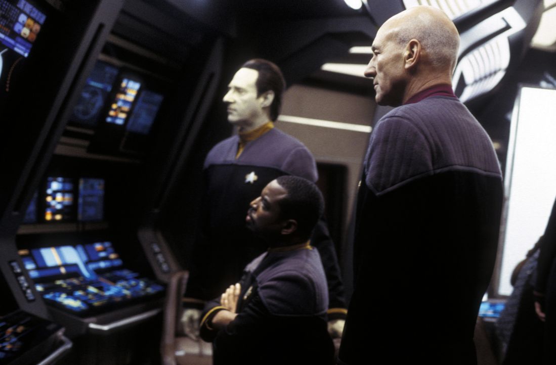 Machen auf dem Bildschirm eine Entdeckung: LaForge (LeVar Burton, M.), Picard (Patrick Stewart, r.) und Data (Brent Spiner, l.) ... - Bildquelle: Paramount Pictures