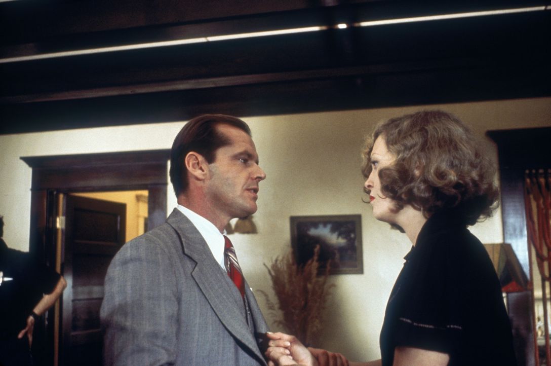 Evelyn Cross Mulwray (Faye Dunaway, r.) beauftragt den Privatdetektiv J.J. Gittes (Jack Nicholson, l.), ihren Mann zu überwachen ... - Bildquelle: Paramount Pictures