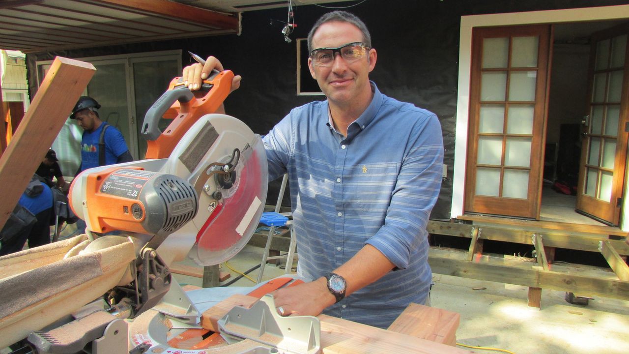 (11. Staffel) - Bauunternehmer Josh Temple sucht in Baumärkten nach Heimwerkern, die Hilfe benötigen. Wer Joshs Hilfe annimmt, erhält innerhalb von... - Bildquelle: 2015, DIY Network/Scripps Networks, LLC. All Rights Reserved.