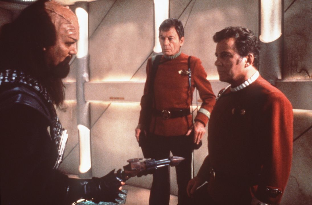 Die Föderationsoffiziere Dr. McCoy (DeForest Kelley, M.) und Kirk (William Shatner, r.) werden wegen Mordes festgenommen ... - Bildquelle: Paramount Pictures