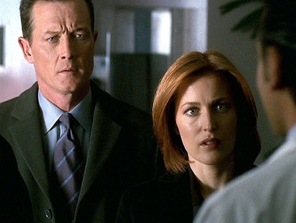 Doggett (Robert Patrick, l.) und Scully (Gillian Anderson, r.) werden in Montana mit einem übel zugerichteten Entführungsopfer konfrontiert. - Bildquelle: TM +   2000 Twentieth Century Fox Film Corporation. All Rights Reserved.
