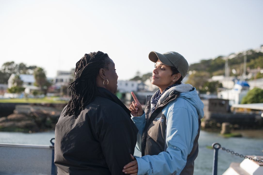 Zukie (Thoko Ntshinga, l.) und ihre Freundin Kate (Halle Berry, r.) bieten billige Bootstouren für Touristen an, doch das Geld reicht einfach nicht... - Bildquelle: Magnet Media Group USA; MMP Dark Tide UK; Film Afrika Worldwide (Pty) Limited South Africa