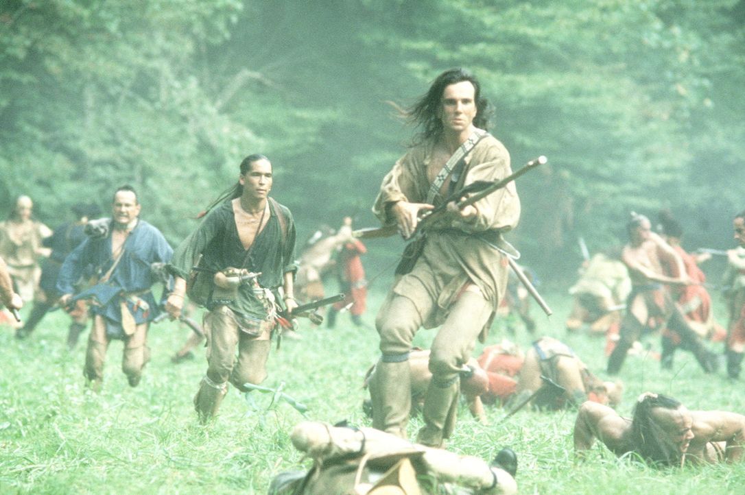 In einer blutigen Schlacht kämpfen Chingachgook (Russel Means, 3.v.l.), Uncas (Eric Schweig, 4.v.l.) und Hawkeye (Daniel Day-Lewis, M.) gegen die gn... - Bildquelle: 20th Century Fox