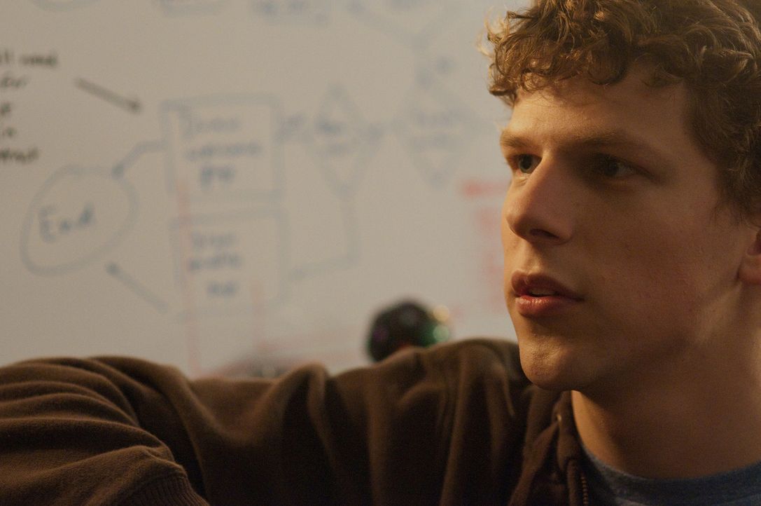 Aus einer Laune heraus gründet der 20-jährige Harvard-Student Mark Zuckerberg (Jesse Eisenberg) die weltweit erfolgreichste Network Plattform und wi... - Bildquelle: 2010 Columbia Pictures Industries, Inc. and Beverly Blvd LLC. All Rights Reserved.