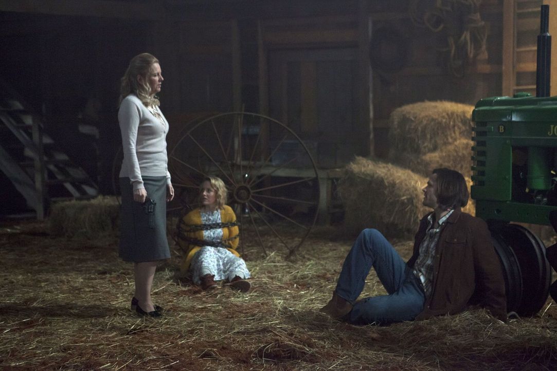 Als Sam (Jared Padalecki, r.) und Dean sich immer weiter in die Rudelangelegenheiten von Schwester Joy (Eve Gordon, l.) und Bess (Sarah Smyth, M.) e... - Bildquelle: 2013 Warner Brothers