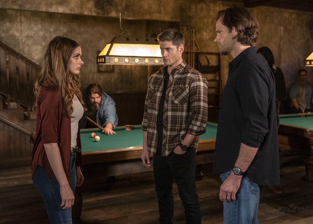 (v.l.n.r.) Evie (Hanneke Talbot); Dean Winchester (Jensen Ackles); Sam Winchester (Jared Padalecki) - Bildquelle: 2019 The CW Network, LLC. All Rights Reserved.