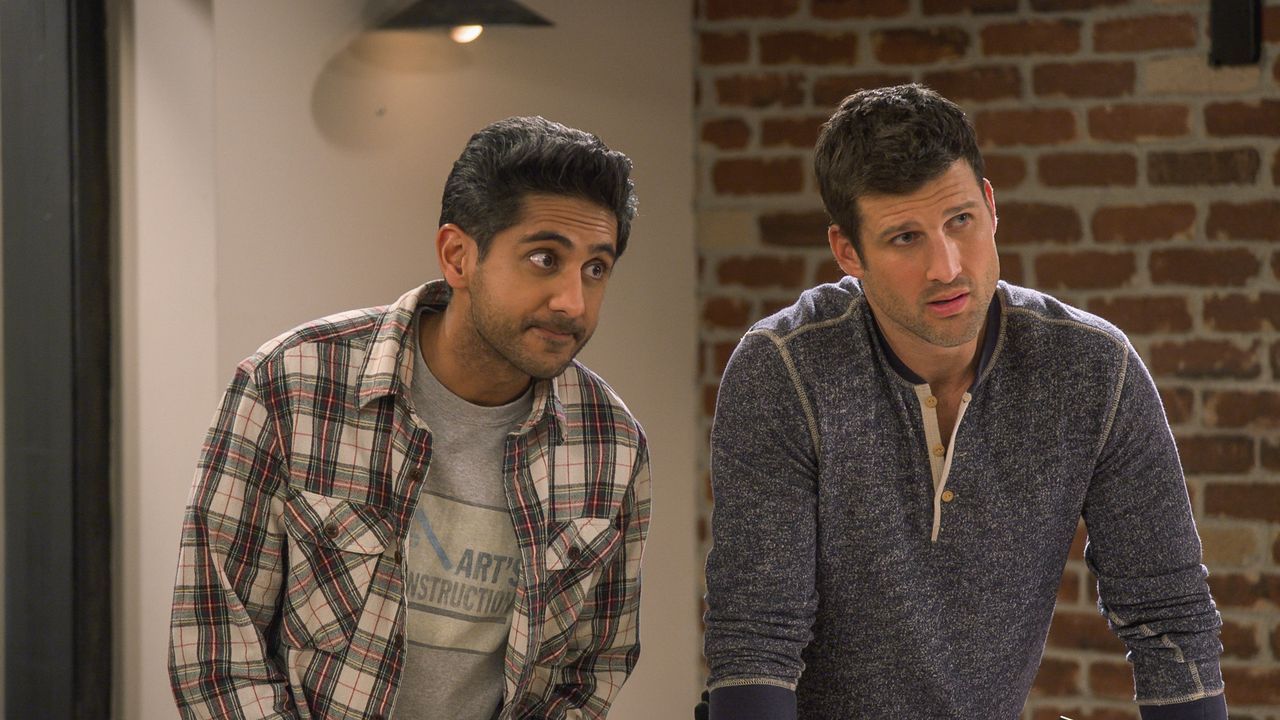 Al (Adhir Kalyan, l.); Riley (Parker Young, r.) - Bildquelle: © 2022 CBS Broadcasting Inc. All Rights Reserved.