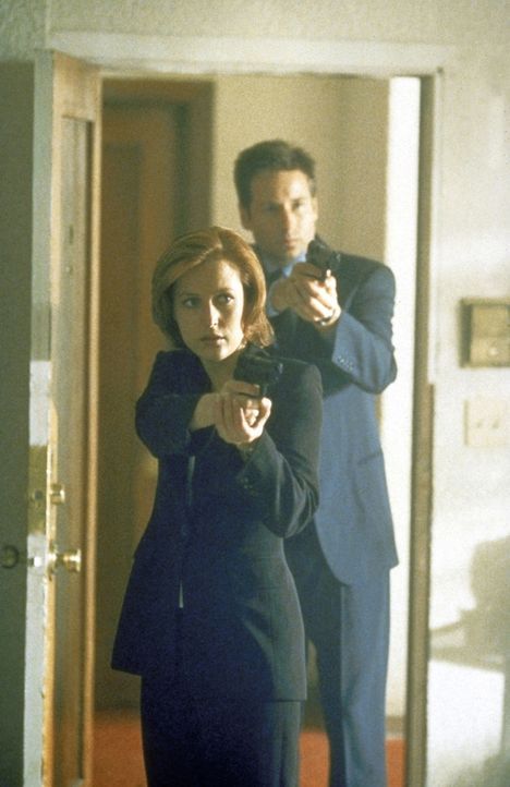 Mulder (David Duchovny, r.) und Scully (Gillian Anderson, l.) fahnden in einem Schnellrestaurant nach einem Mörder mit einer besonders bizarren Vorl... - Bildquelle: TM +   2000 Twentieth Century Fox Film Corporation. All Rights Reserved.