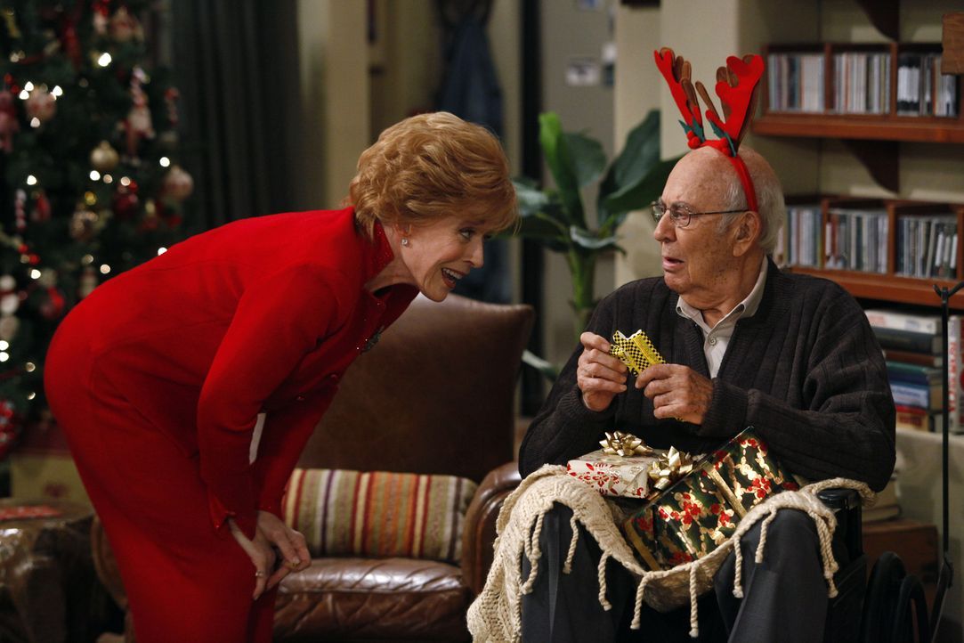 Evelyn (Holland Taylor, l.) taucht mit Marty (Carl Reiner, r.) bei Alan und Charlie auf, von dem sie sich ein gutes Immobiliengeschäft erhofft, wenn... - Bildquelle: Warner Brothers