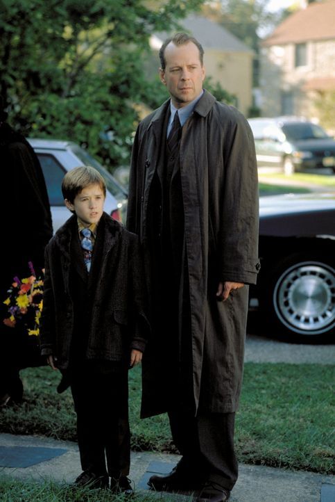 Um dem Spuk für den gequälten Cole (Haley Joel Osment, l.) endlich ein Ende zu bereiten, setzt Crowe (Bruce Willis, r.) auf eine einfache Strategie.... - Bildquelle: Buena Vista Pictures