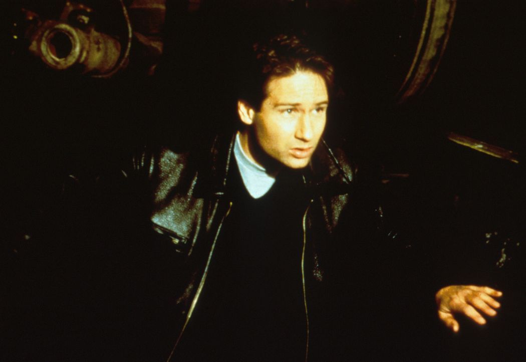 Mulder (David Duchovny) verfolgt einen Eisenbahnwaggon der amerikanischen Regierung, in dem ein lebender Außerirdischer transportiert wird. - Bildquelle: TM +   2000 Twentieth Century Fox Film Corporation. All Rights Reserved.