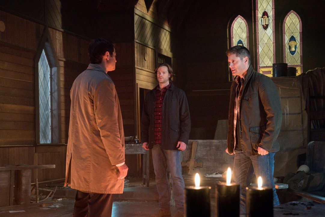 Während Lucifer (Misha Collins, l.) seinem ehemaligen Zuhause, dem Himmel, einen Besuch abstattet, müssen Sam (Jared Padalecki, M.) und Dean (Jensen... - Bildquelle: 2014 Warner Brothers