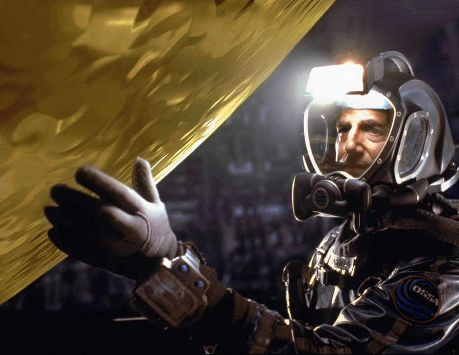 Die riesige goldene Kugel, die das Team an Bord des abgestürzten Raumschiffs entdeckt, zieht Captain Harold C. Barnes (Peter Coyote) und alle andere... - Bildquelle: Warner Bros. Pictures