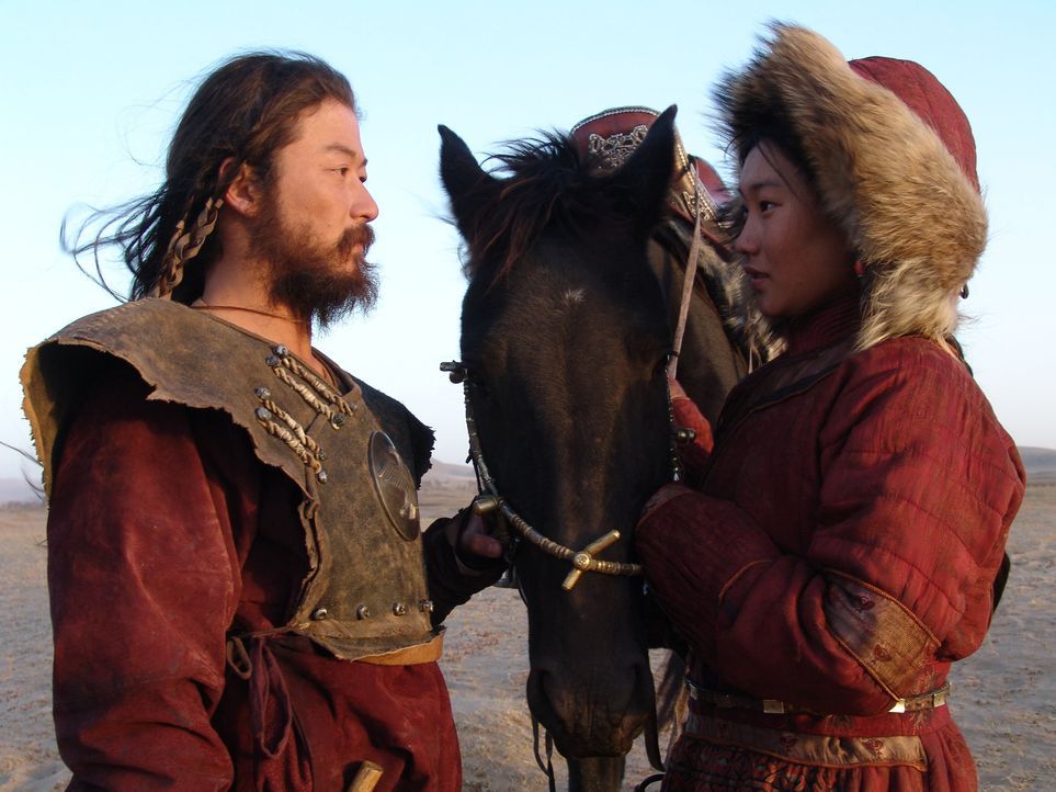 Der junge Nomade Temudgin (Tadanobu Asano, l.) findet in dem Mongolenmädchen Borte (Khulan Chuluun, r.) seine große Liebe. Als Borte durch einen ver... - Bildquelle: X-Filmverleih