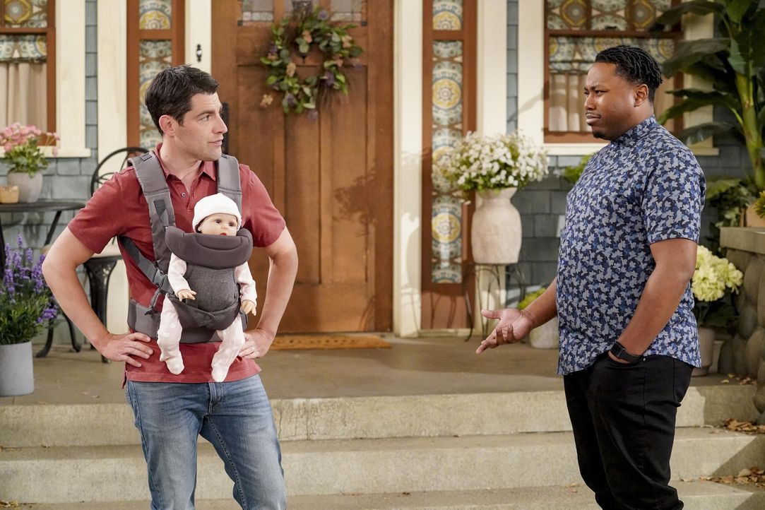 Dave Johnson (Max Greenfield,l.); Marty Butler (Marcel Spears, r.) - Bildquelle: Monty Brinton © 2021 CBS Broadcasting Inc. All Rights Reserved. / Monty Brinton