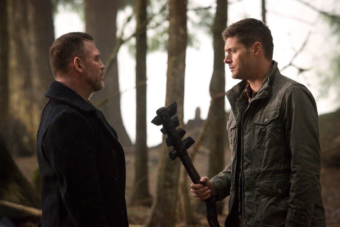 Ein unerwartetes Wiedersehen mit Benny (Ty Olsson, l.) könnte für Dean (Jensen Ackles, r.) tödlich enden - wenn Sam den Zauber nicht rechtzeitig bre... - Bildquelle: 2016 Warner Brothers