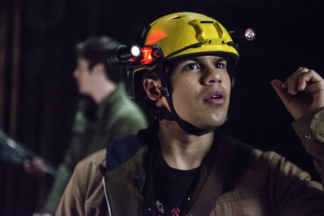 Als Cisco (Carlos Valdes) und Caitlin bewusst wird, dass das Ergebnis eines früheren Experiments die Stadt unsicher macht, müssen sie schnell handel... - Bildquelle: Warner Brothers.