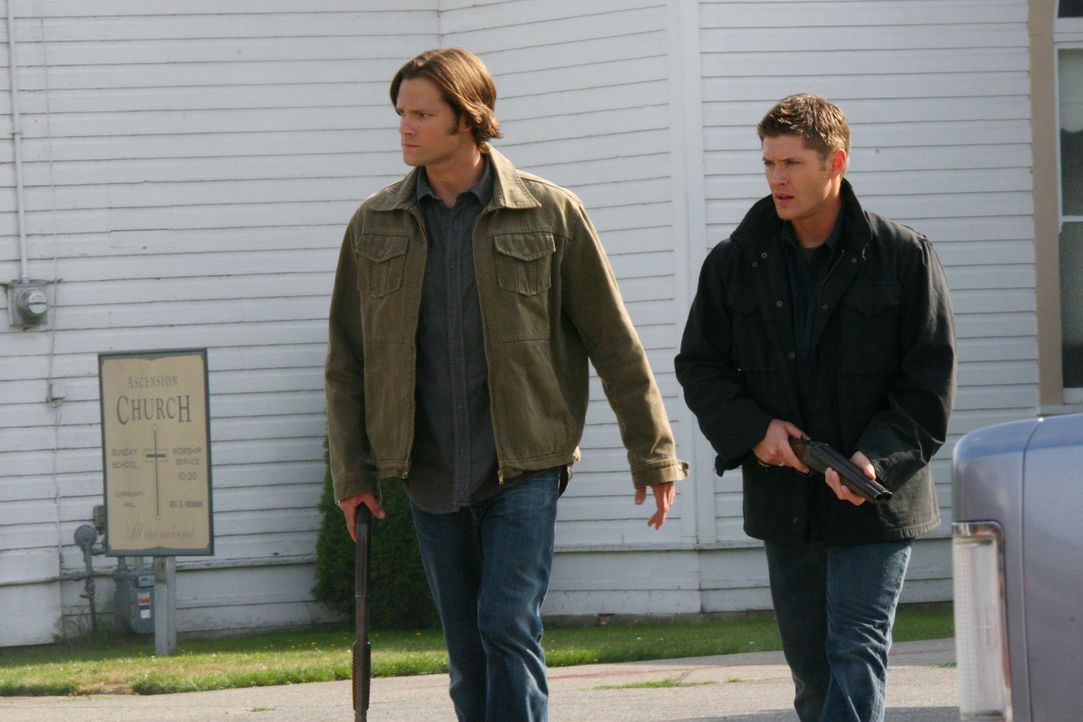 Sie begeben sich auf eine gefährliche Jagd nach dem Übernatürlichen: Sam (Jared Padalecki, l.) und Dean Winchester (Jensen Ackles, r.) ... - Bildquelle: Warner Bros. Television