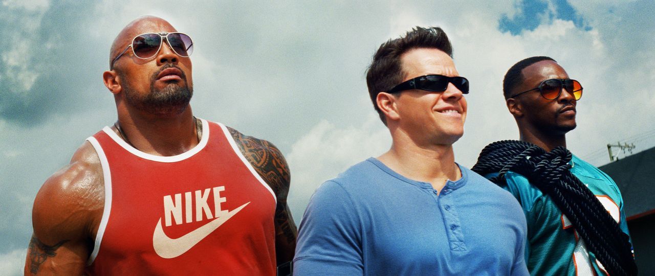 Die drei Bodybuilder (v.l.n.r.) Paul Doyle (Dwayne Johnson), Daniel Lugo (Mark Wahlberg) und Adrian Doorbal (Anthony Mackie) beschließen, ihrem tris... - Bildquelle: (2014) PARAMOUNT PICTURES. ALL RIGHTS RESERVED.