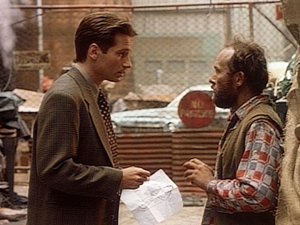 Der FBI-Agent Mulder (David Duchovny, l.) sucht in Atlantic City auch unter Obdachlosen nach Hinweisen auf den so genannten Jersey-Teufel. - Bildquelle: TM +   Twentieth Century Fox Film Corporation. All Rights Reserved.