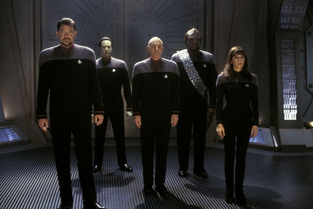 Eine neue Mission wartet auf Captain Jean-Luc Picard (Patrick Stewart, M.), Commander Riker (Jonathan Frakes, l.), Commander Data (Brent Spiner, 2.v... - Bildquelle: Paramount Pictures