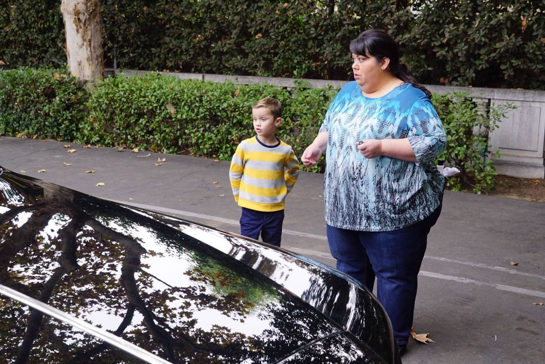 Immer hat Alba (Carla Jimenez, r.) Pech mit Autos. Der Wagen der Pembertons wurde zerkratzt und Ben (Jack Stanton, l.) will einfach nicht mit der Sp... - Bildquelle: 2017 Fox and its related entities. All rights reserved.