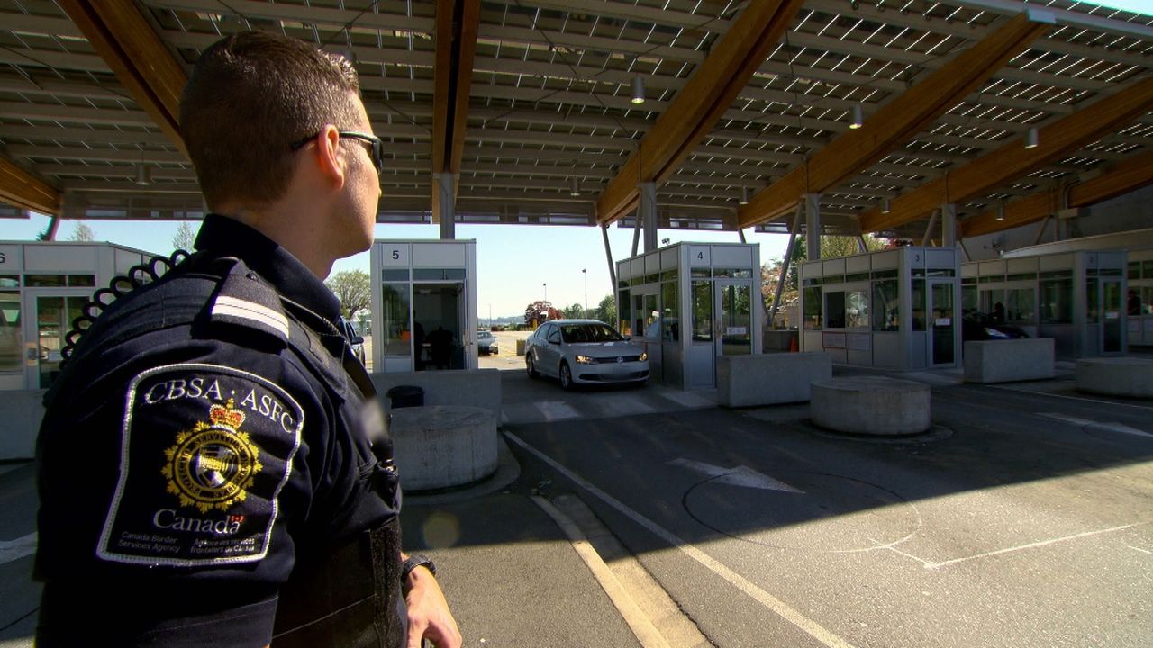 An der kanadischen Grenze haben die Beamten alle Hände voll zu tun - die Grenzbeamten haben jedoch erprobte Spürnasen und wissen genau, welcher der... - Bildquelle: Force Four Entertainment / BST Media 2 Inc.