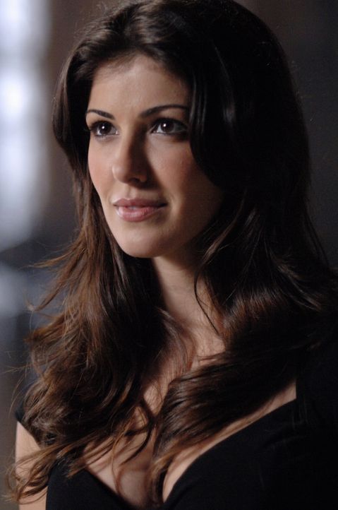 Die hübsche Dämonin (Jeanette Sousa) verfolgt einen teuflichen Plan ... - Bildquelle: Warner Bros. Television