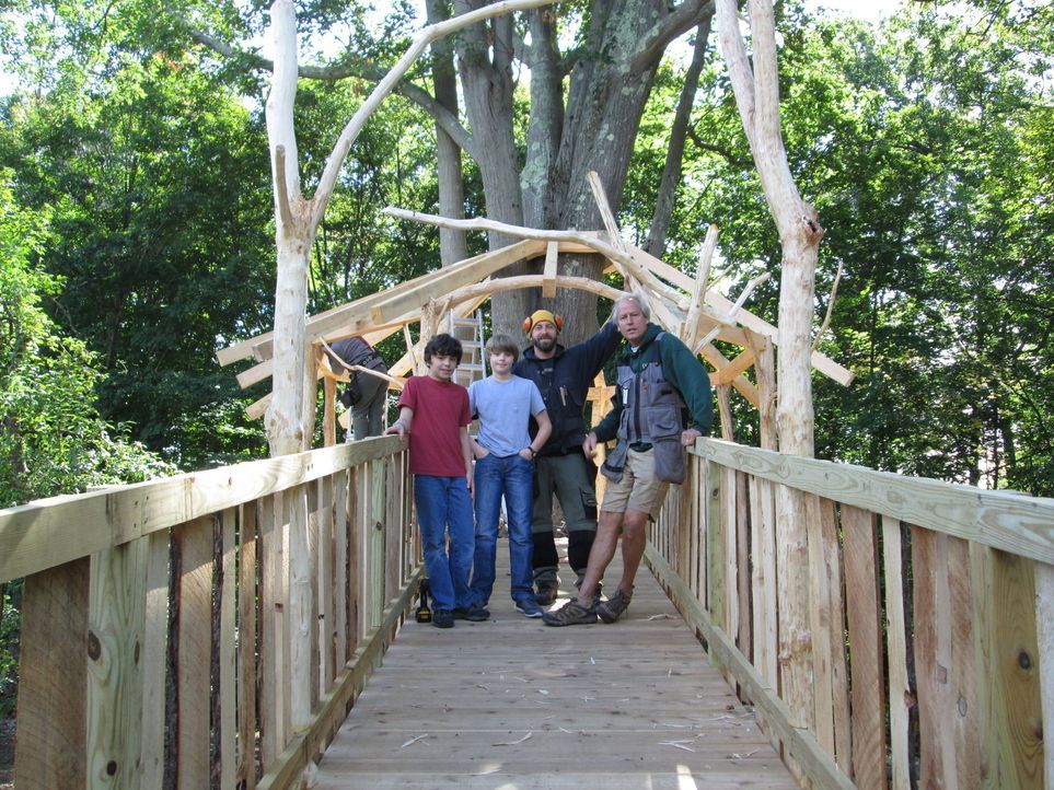 Die Treehouse Guys Ka-V (2.v.r.) und B'fer (r.) haben jahrelang Möbel gebaut, bis sie sich 2000 auf Baumhäuser spezialisiert haben. Gemeinsam mit ih... - Bildquelle: 2016, DIY Network/Scripps Networks, LLC. All Rights Reserved.