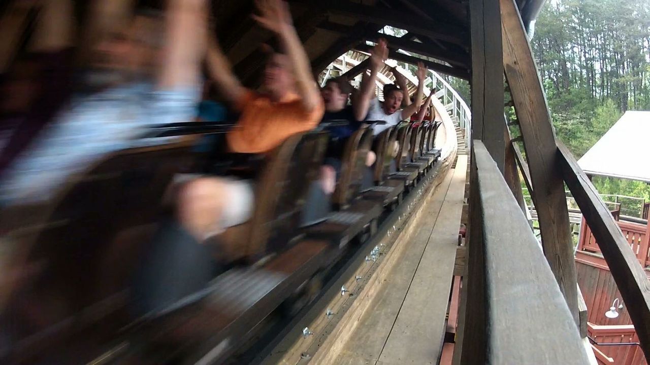 Wer denkt, Holzachterbahnen machen keinen Spaß haben, der wird in dieser Folge eines Besseren belehrt ... - Bildquelle: 2012, The Travel Channel, L.L.C. All rights Reserved.