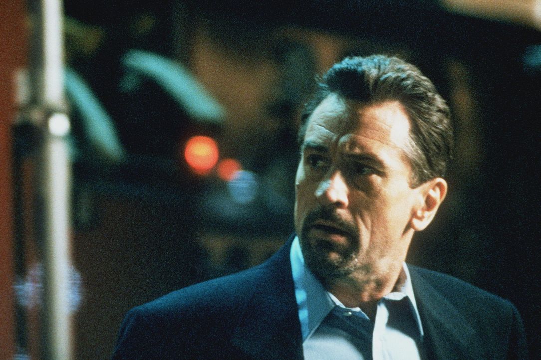McCauley (Robert De Niro) lernt die sympathische Eady kennen und lieben. Doch weiß er, dass sich eine feste Beziehung nicht mit seinem mörderischen... - Bildquelle: Warner Bros.