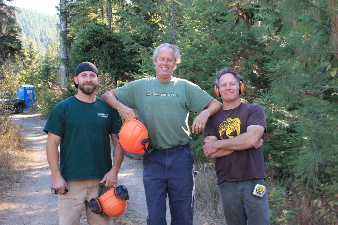 Die Treehouse Guys Ka-V (l.), B'fer (M.) und Jason (r.) müssen dieses Mal in Coeur d'Alene, Idaho Hand anlegen. Da sich das Grundstück ihrer Kunden... - Bildquelle: 2016, DIY Network/Scripps Networks, LLC. All Rights Reserved.