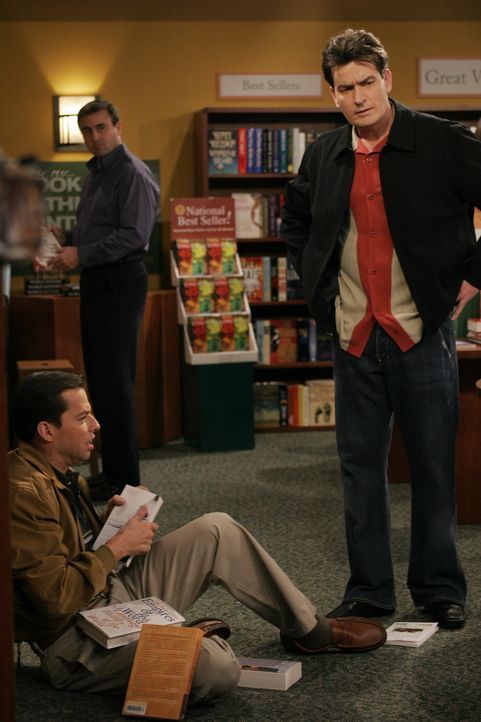 Alan (Jon Cryer, l.) befindet sich in einer tiefen Lebenskrise, die durch die Trennung von seinem Sohn Jake neuen Zündstoff erhält. Während eines Au... - Bildquelle: Warner Brothers Entertainment Inc.