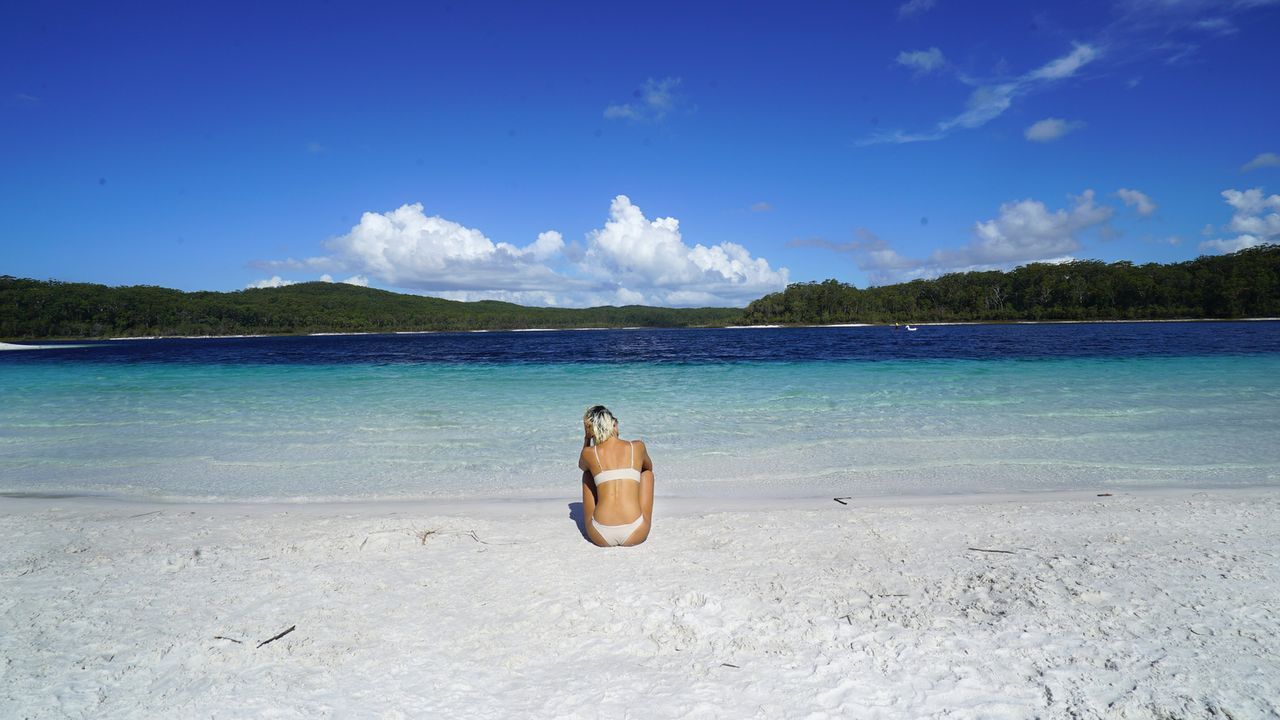 Dieser paradiesische weiße Sandstrand mit türkisblauem Wasser am Lake McKenzie auf Fraser Island in Australien lädt zum Entspannen ein ... - Bildquelle: 2017,The Travel Channel, L.L.C. All Rights Reserved