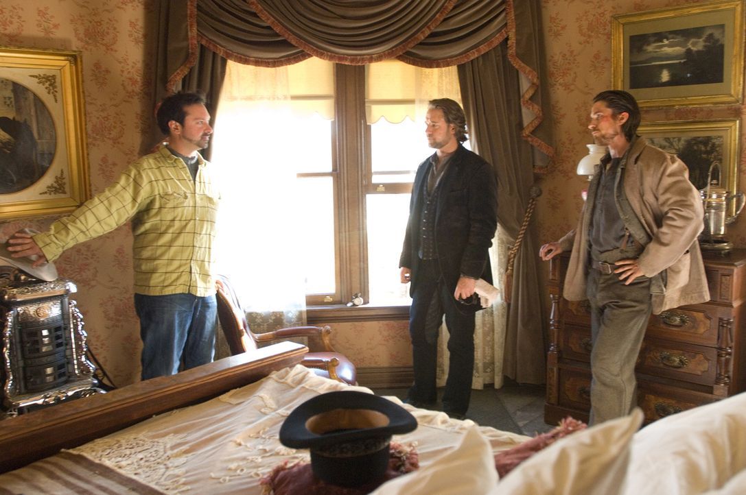 Regisseur James Mangold, l. mit seinen beiden Hauptdarstellern Russell Crowe, M. und Christian Bale, r. - Bildquelle: 2007 Yuma, Inc. All Rights Reserved.