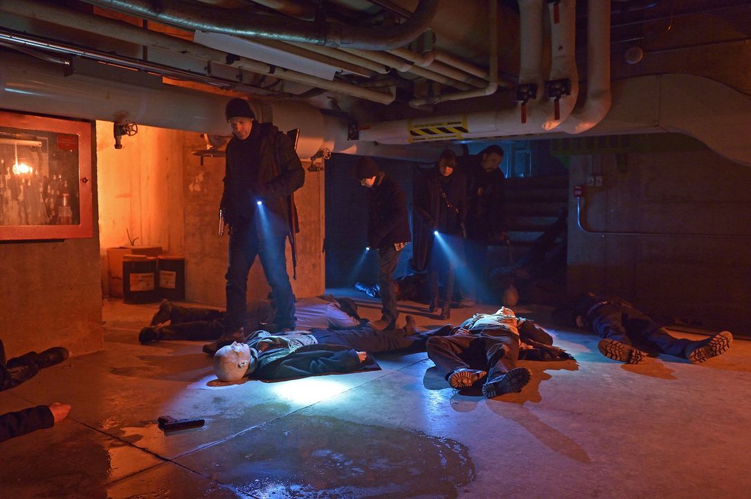 Als die Vampire das New Yorker Viertel Red Hook angreifen, müssen sich Eph (Corey Stoll, l.), Zach (Max Charles, 2.v.l.), Nora (Mía Maestro, 2.v.r.)... - Bildquelle: 2015 Fox and its related entities. All rights reserved.