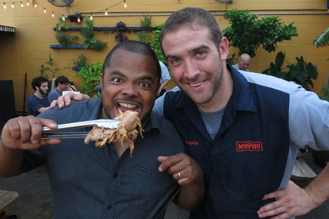 (v.l.n.r.) Roger Mooking; Michael Gulotta - Bildquelle: 2016,Cooking Channel, LLC. All Rights Reserved.