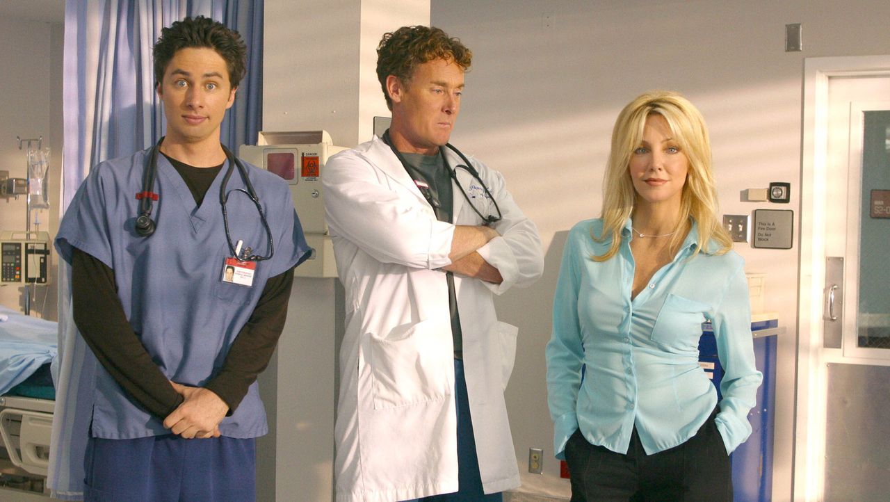 Pharmazeutin Julie Keaton (Heather Locklear, r.) sorgt für einigen Wirbel zwischen Dr. Cox (John C. McGinley, M.) und J.D. (Zach Braff, l.) ... - Bildquelle: Touchstone Television