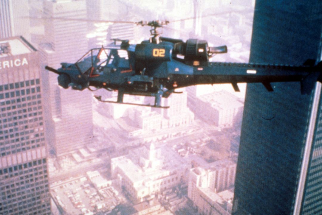 Polizist Frank Murphy fliegt den Super-Helikopter, der mit einem starken Waffensystem und modernster Überwachungstechnik ausgerüstet ist ... - Bildquelle: Columbia Pictures