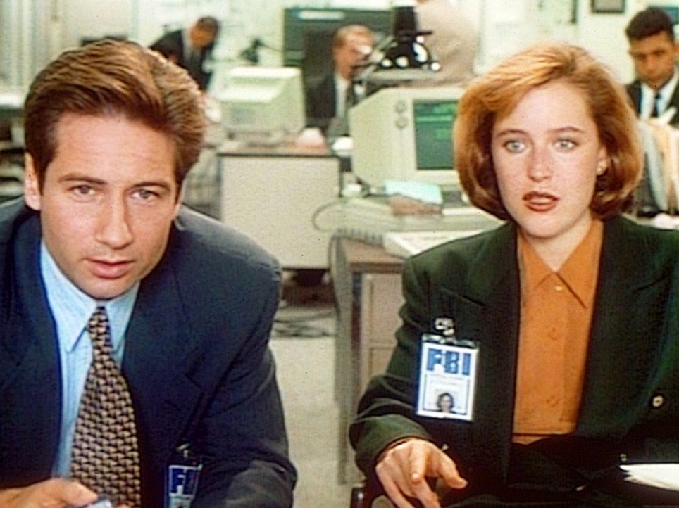 Fox Mulder (David Duchovny, l.) und Dana Scully (Gillian Anderson, r.) suchen nach einer Erklärung für mysteriöse Todesfälle. - Bildquelle: TM +   Twentieth Century Fox Film Corporation. All Rights Reserved.