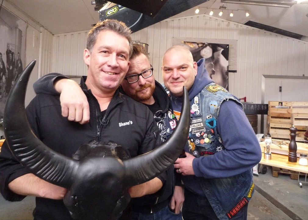 Möge der Bessere gewinnen: Profikoch Shane McMahon (l.) tritt gegen August und dessen Kumpel Martin an ... - Bildquelle: ProSieben MAXX