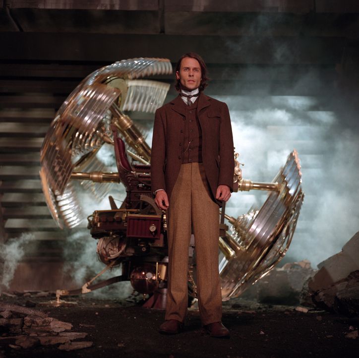 Der junge Wissenschaftler Alexander Hartdegen (Guy Pearce) will eine Zeitmaschine bauen, um seine schreckliche Vergangenheit zu ändern. Aber ein Tes... - Bildquelle: Warner Bros. Pictures