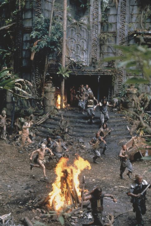 Auf der Gefängnisinsel Absolom liefern sich die zwei verfeindeten Stämme blutige Gefechte ... - Bildquelle: Columbia Tristar International Television