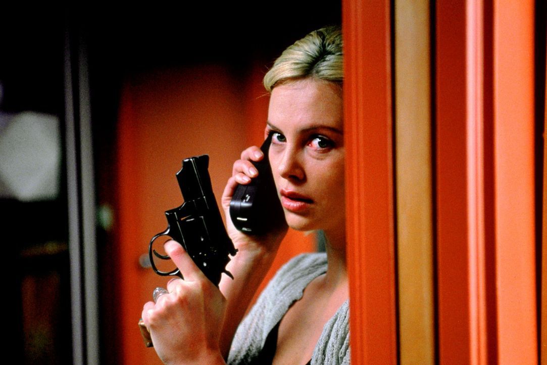 Geht es hier wirklich nur um Geld? Karen (Charlize Theron) und Will beginnen zu glauben, dass diesem Verbrechen andere Motive zu Grunde liegen ... - Bildquelle: Senator Film