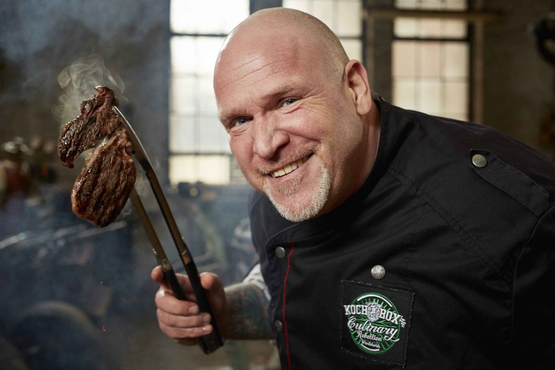 Profi-Koch Dirk "Walde" Müller liebt die kreative Grill-Küche und ist überzeugt davon, dass auf dem Grill viel mehr als Würstchen und Steak zubereit... - Bildquelle: Guido Engels ProSieben MAXX