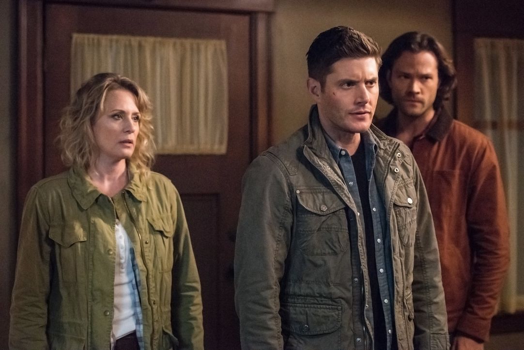 (v.l.n.r.) Mary Winchester (Samantha Smith); Dean Winchester (Jensen Ackles); Sam Winchester (Jared Padalecki) - Bildquelle: Jack Rowand 2016 The CW Network, LLC. All Rights Reserved / Jack Rowand