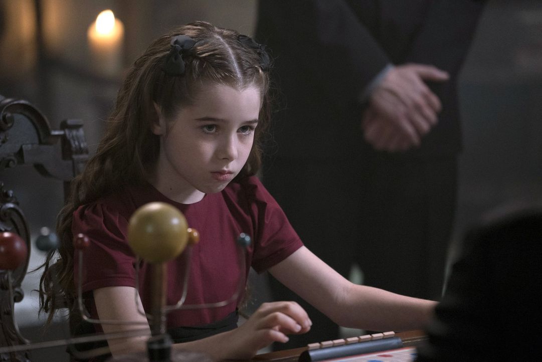 Unersättlicher Hunger treibt Amara (Gracyn Shinyei) dazu, in der Hölle eine Seele nach der anderen zu verspeisen. Wie lange werden Crowleys Untertan... - Bildquelle: 2014 Warner Brothers